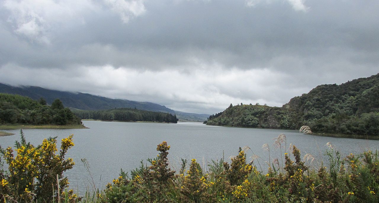 Vientos_helados_hacen_murmurar_las_aguas_del_embalse_del_Neusa.jpg